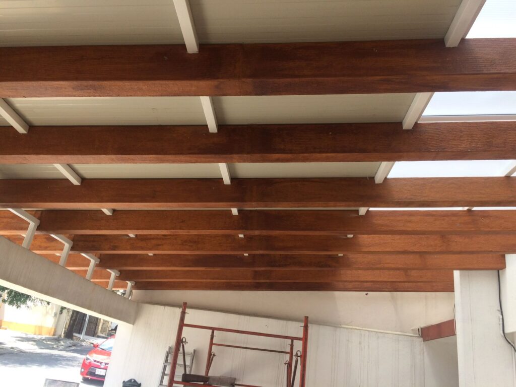 Techo de Multipanel con Vigas de Madera Decorativas de Poliestireno