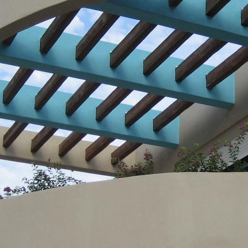 Vigas de Plástico imitación madera colocadas como Pérgolas